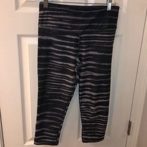 nike capri leggings size small black and gray